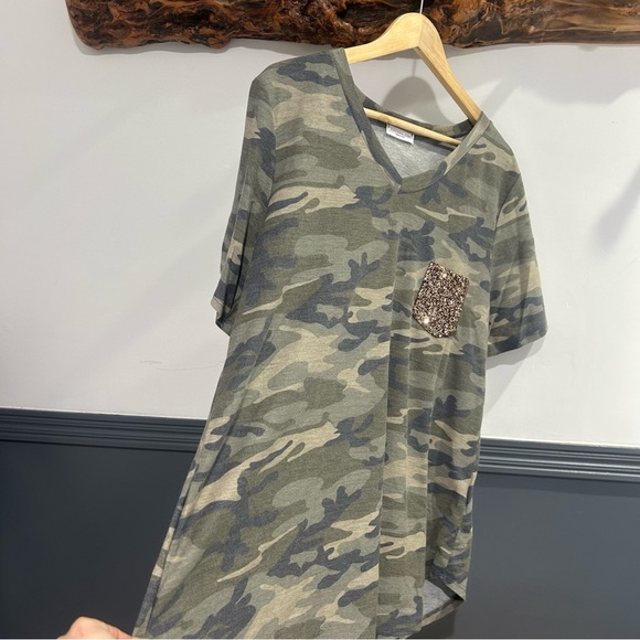 Plus Size Camo T-Shirt with Sequin Pocket - Picture 4 of 9
